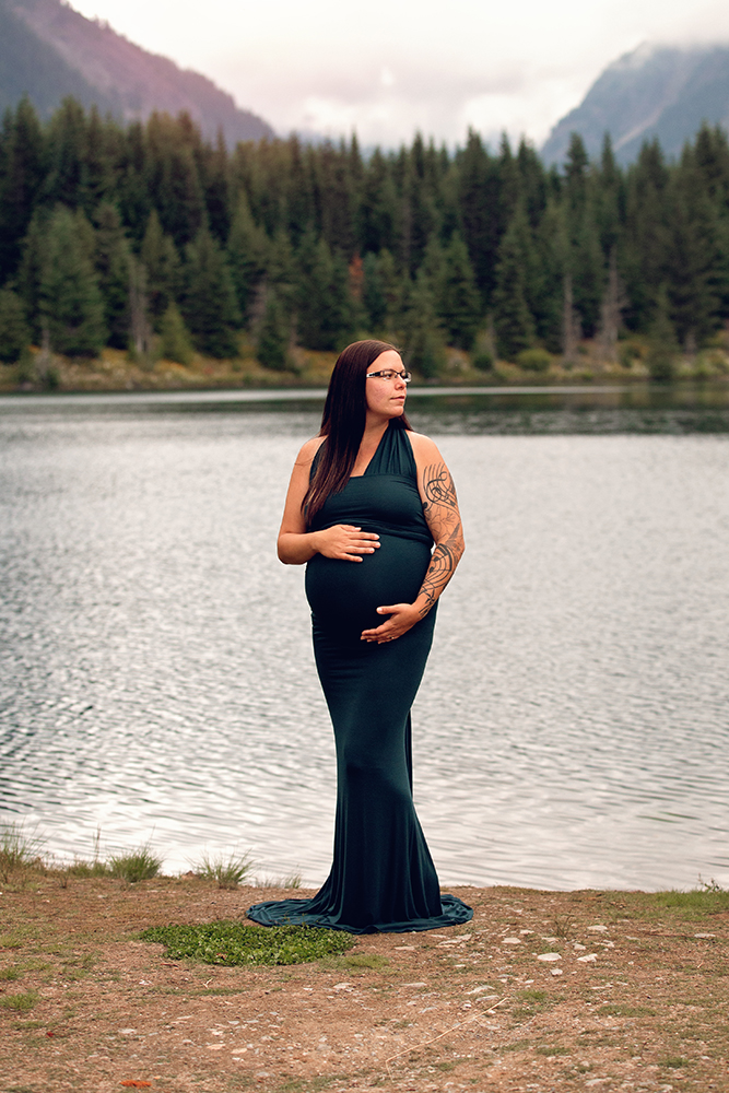 maternity session at the lake