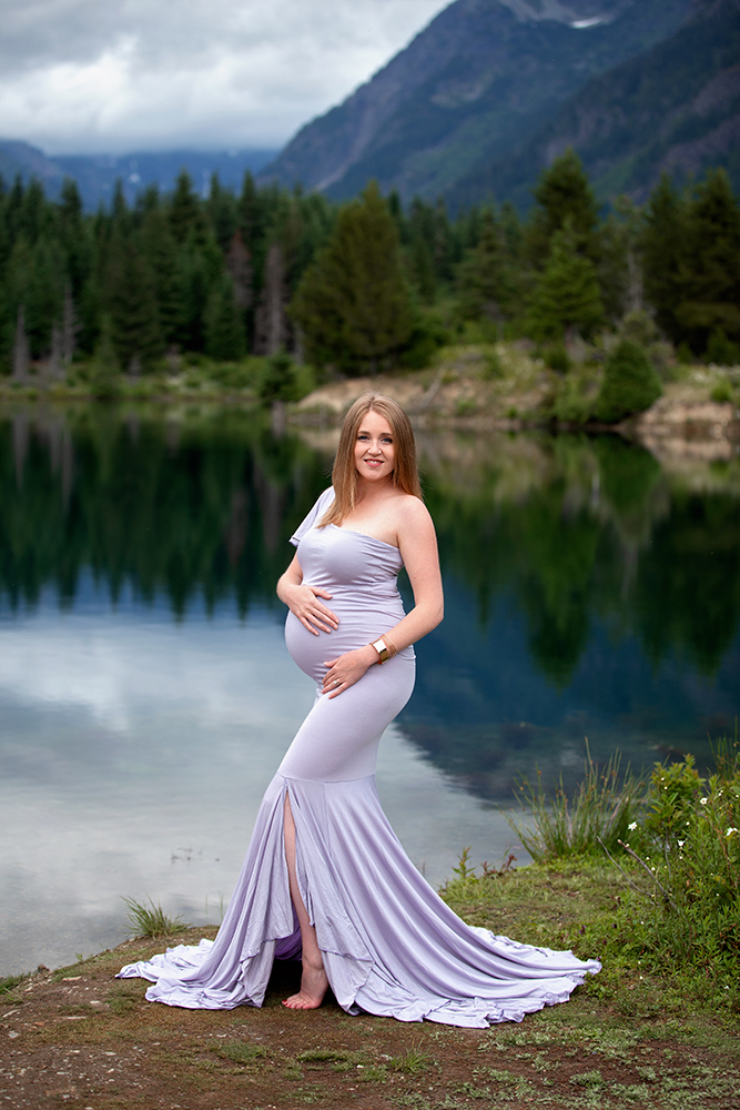 mama is pregnant in purple at lake