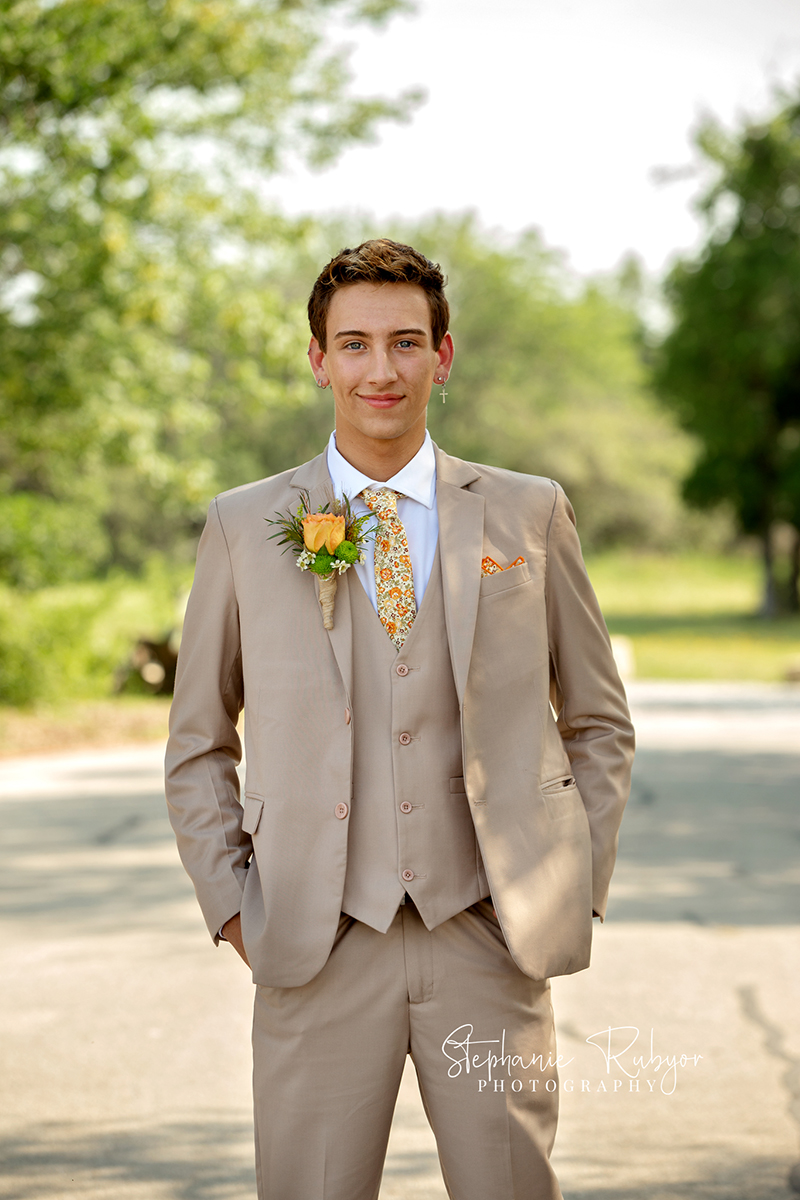 High school prom photo session at a park in Saginaw Texas. 