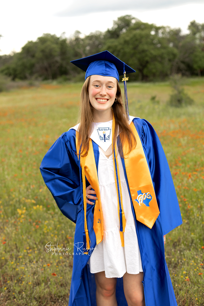 Celebrating graduation for senior girl with a photo shoot at Eagle Mountain Park. 