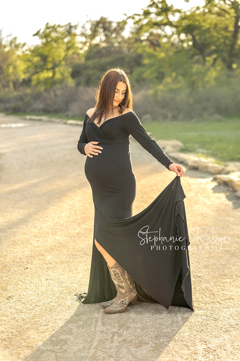 Rebecca posing for a maternity photography session at the park in Fort Worth, Texas. 